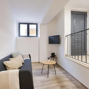 hidden-gem-in-madragoa-ii-2-bdrm.hotels-lisbon-portugal.com/
